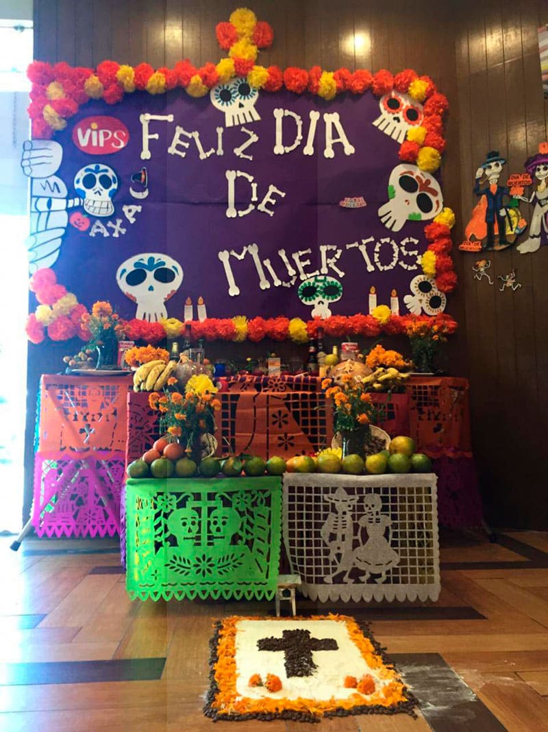 Ofrenda de día de muertos en restaurante | Vips